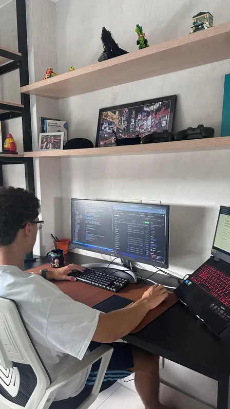 Hugo Vilar trabalhando no computador